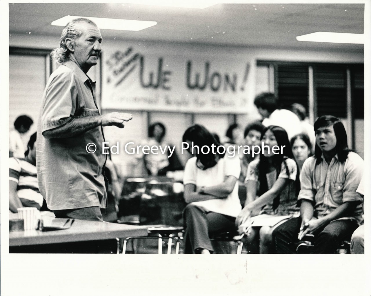 George Santos speaking with Ethnic Studies students at Kaimuki Library (1972) Negative: 2607 | Ed Greevy Photographer