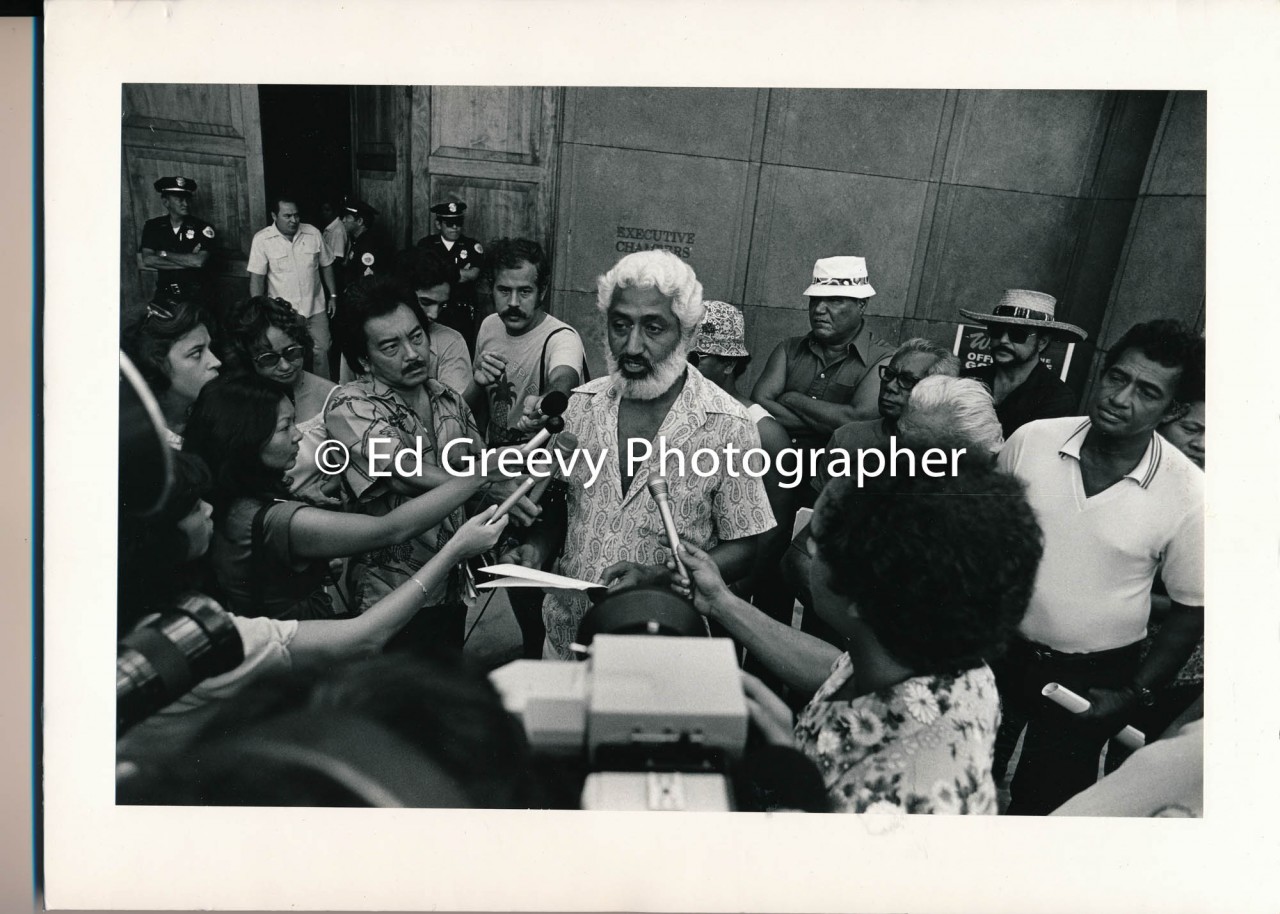 Puhipau at Governorʻs office demonstration (1980) | Ed Greevy Photographer
