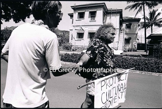 Save Our Surf member Barry Nakamura (left) with Kawaipuna Prejean at anti H-3 protest demo. (5 April 1992) Negative: 7057-2-28 | Ed Greevy Photographer