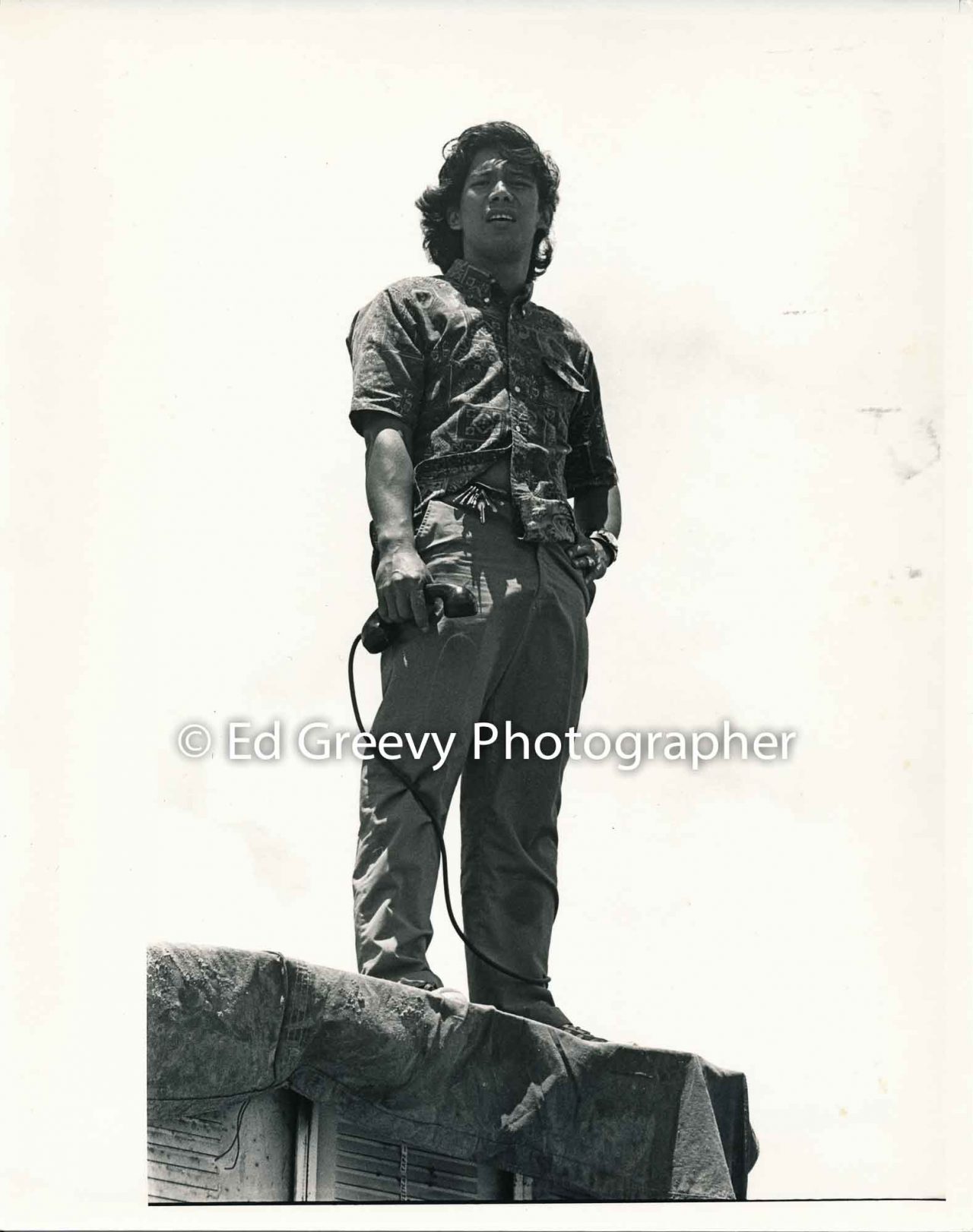 Soli Niheu at the Kokua Hawaii checkpoint at the entrance to Kalama Valley. (May 1971) Negative: 2358-1-32 | Ed Greevy Photographer